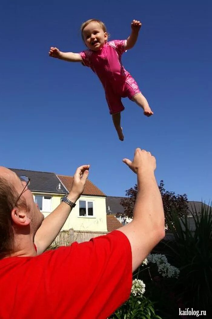 Подкидывает ребенка. Ребёнок подброшен вверх. Родители подбрасывают ребенка. Воздух для детей. Мужчина подбрасывает ребенка.