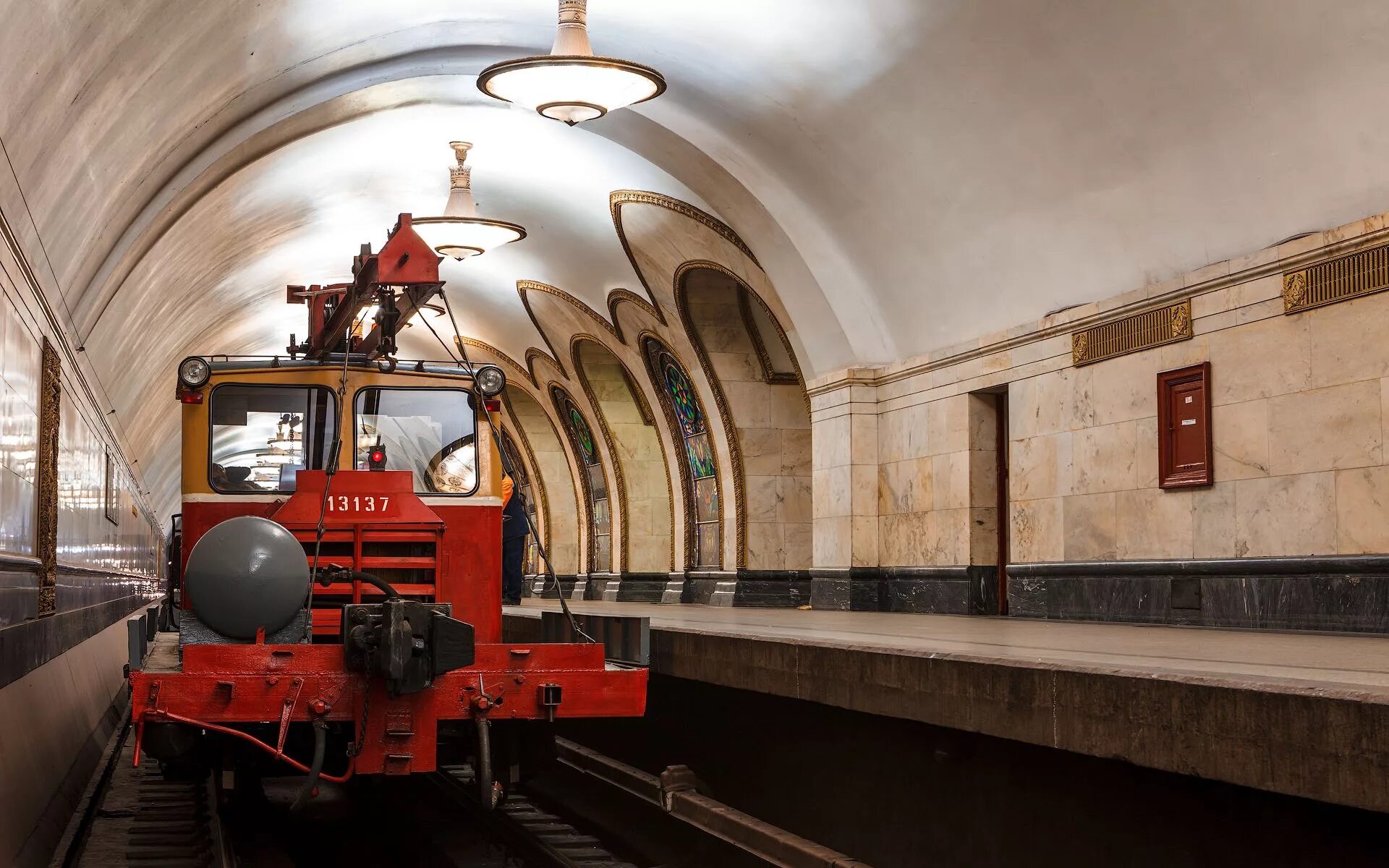 Зил-130 метро. Автомобиль в подземке. Мотовозы петербургского метрополитена. Дрезина метро 2033. 81-722 сбоку.