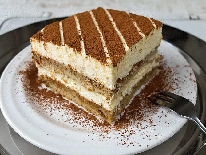 Торт тирамису. Что можно смешать с тирамису. Тирамису с савоярди. Тирамису. Цвет тирамису фото.