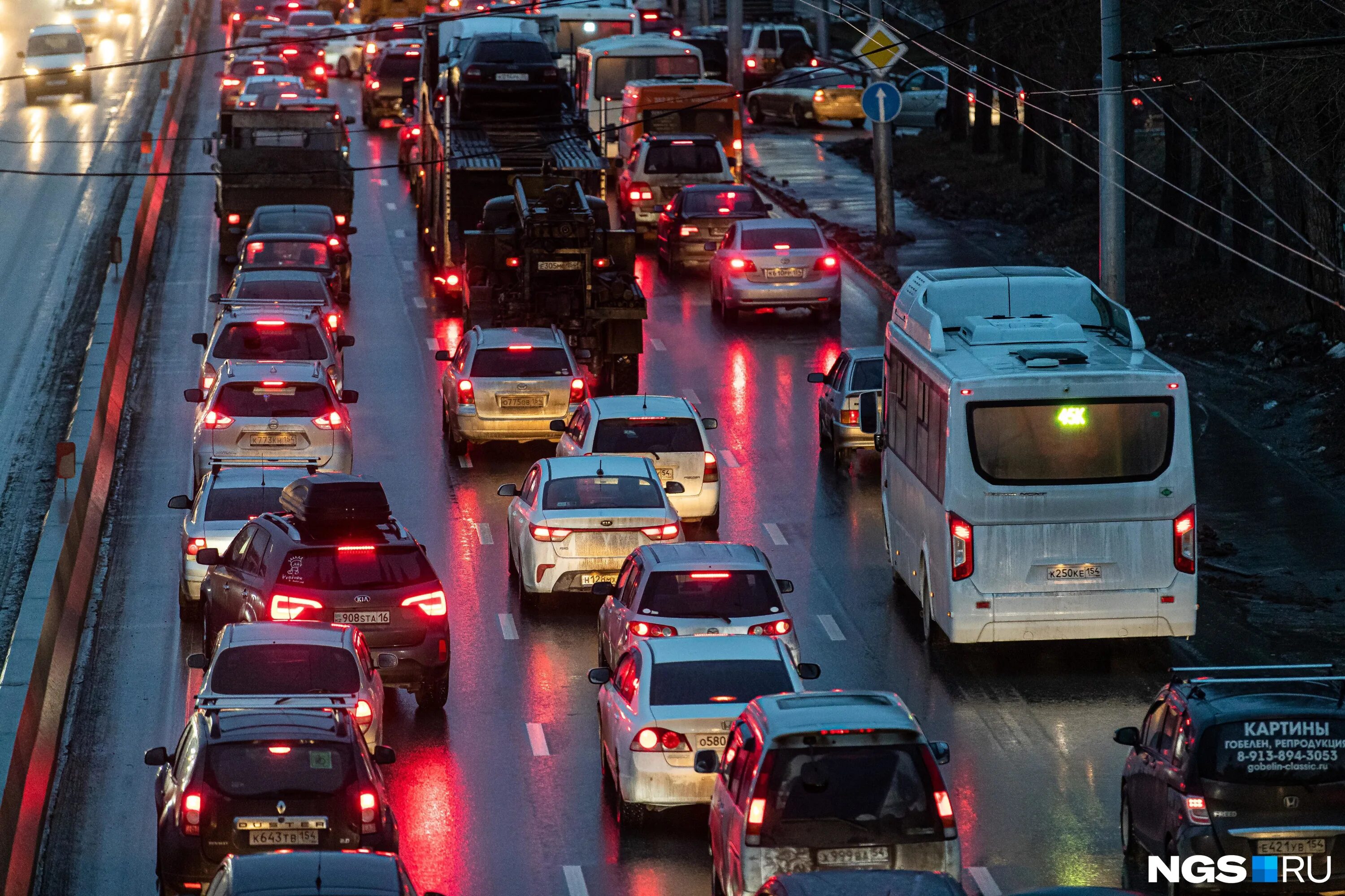 сегодня где пробка. пробки в москве. яндекс пробки. машины стоят в пробке. автомобильный транспорт.