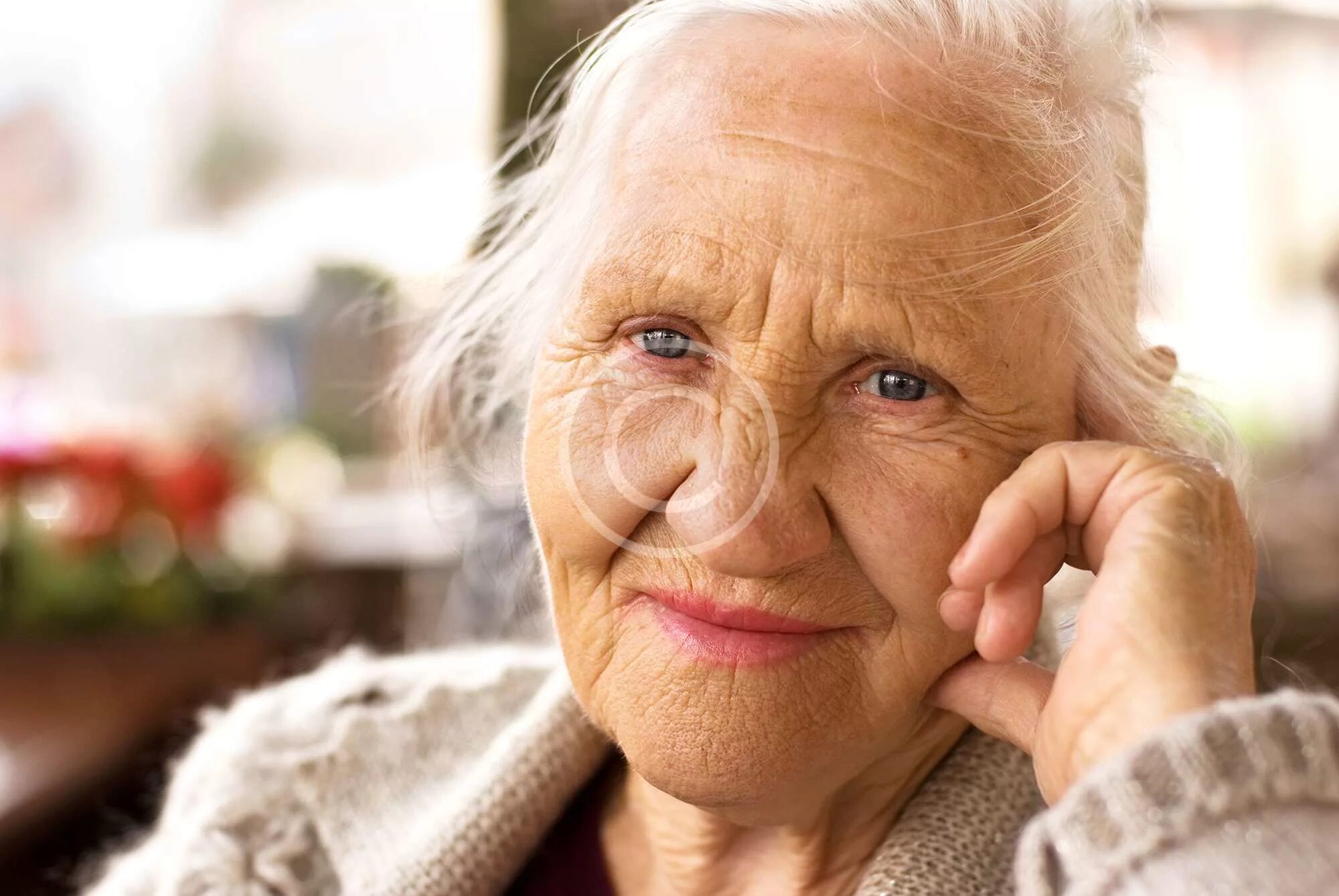 Старому возрасту. Пожилая женщина улыбается. Лицо старушки. Старое лицо женщины. Пожилые люди.