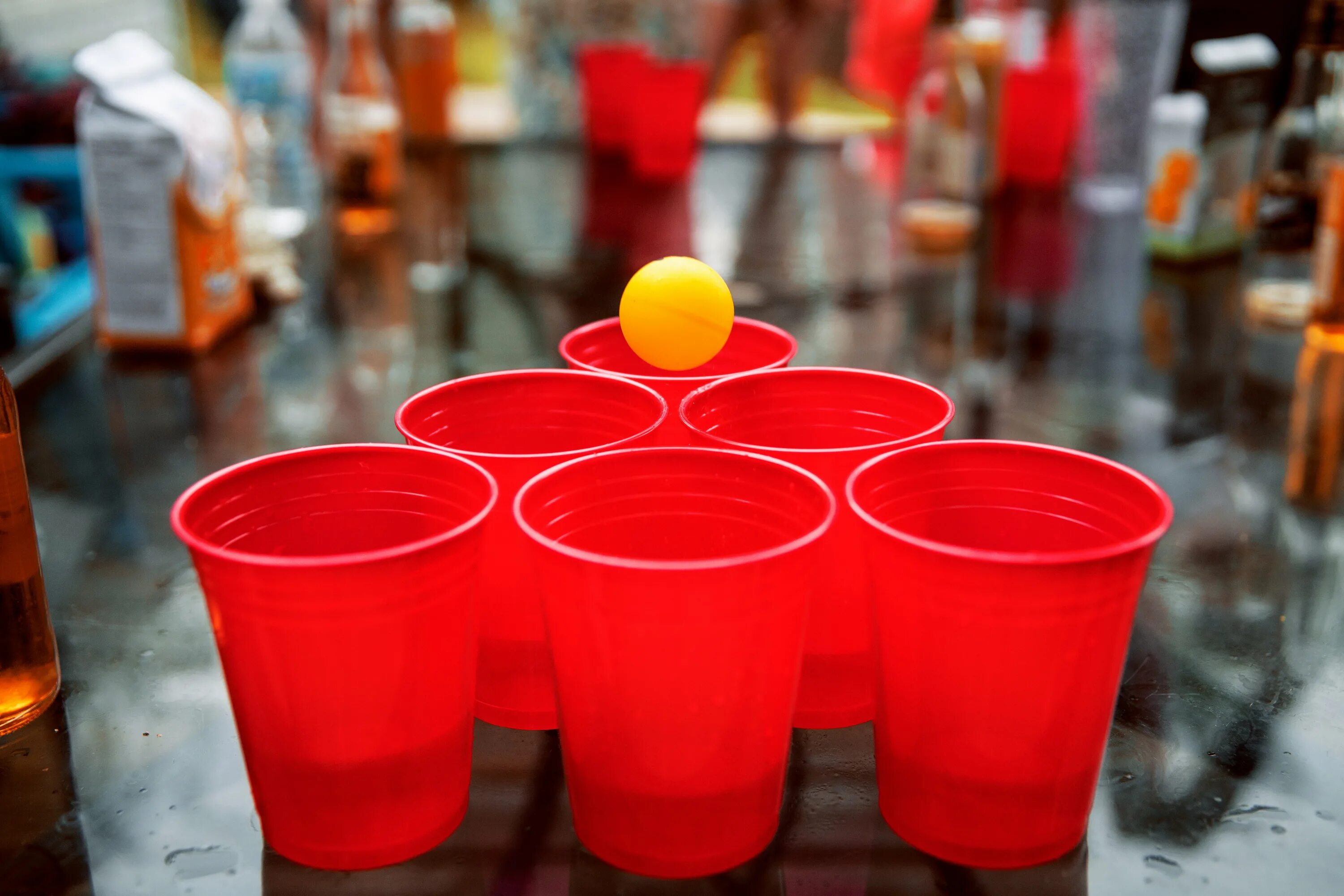 Beer Pong игра. Пластиковый стакан. Алкогольный пинг понг. Пинг понг со стаканчиками. В каком стакане шарик