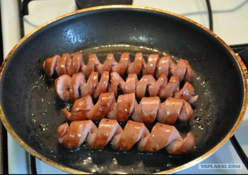 Сосиски на сковороде. Красивые жареные сосиски. Жареные сардельки на сковороде. Жареные сосиски. Сосиски на сковороде.