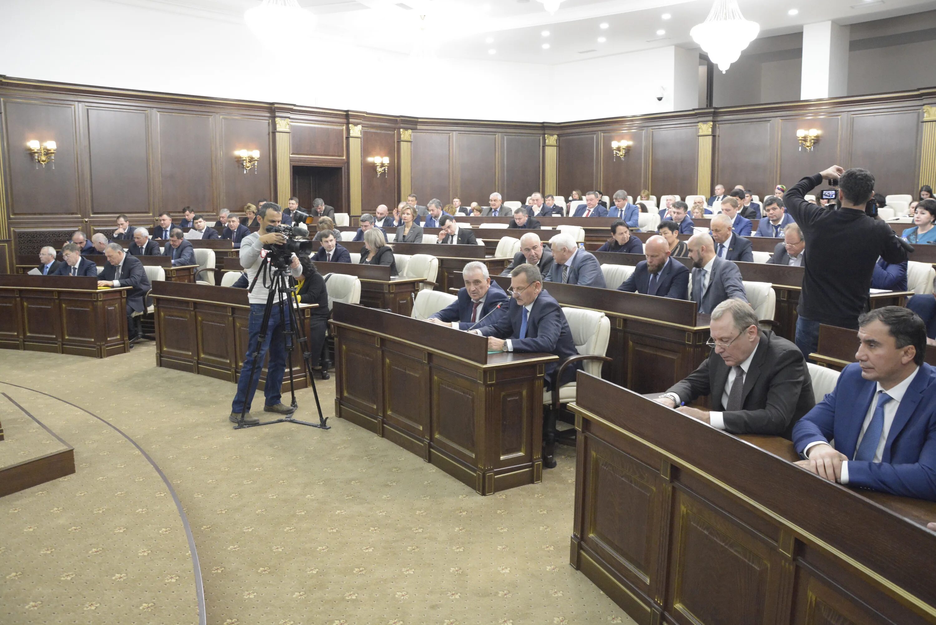 Собрание в полном составе. Народное собрание (парламент) карачаево-черкесской республики. депутаты народного собрания кчр. сессия народного собрания кчр.