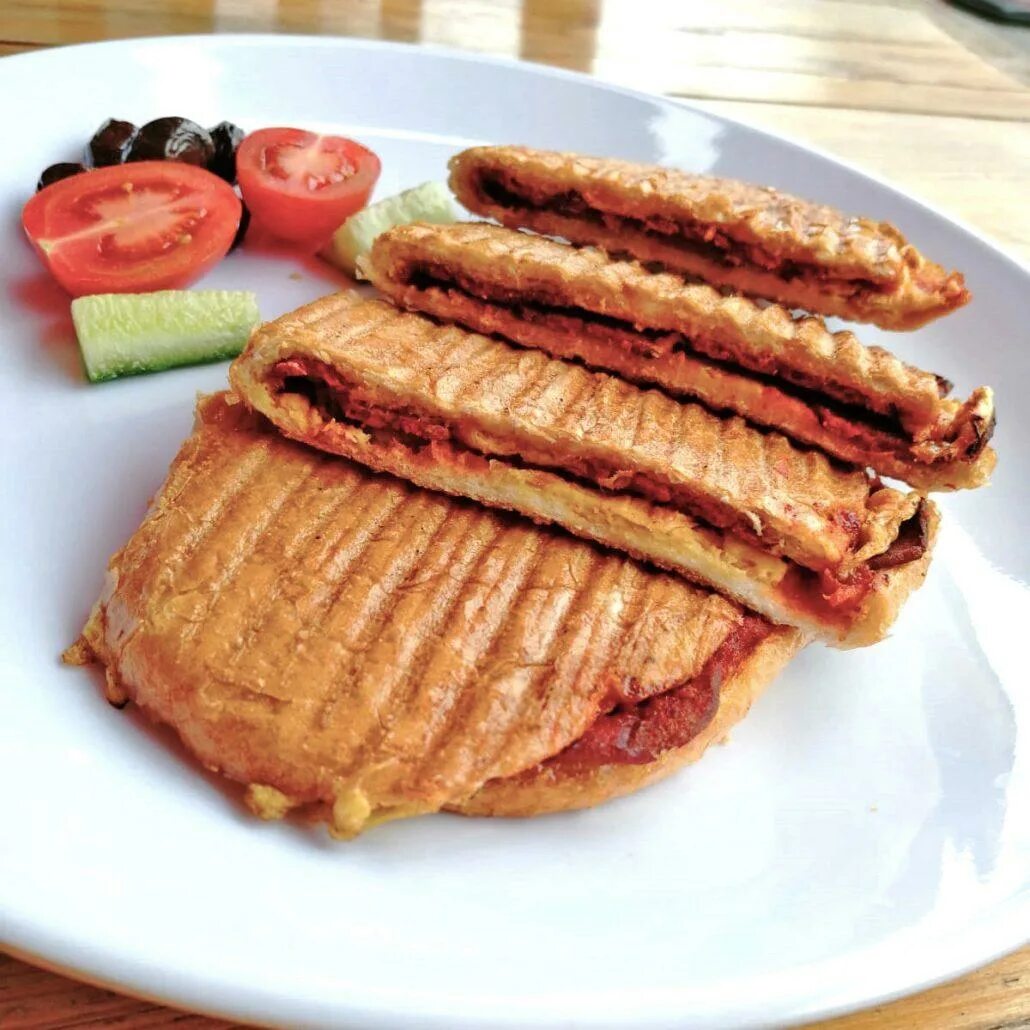 Кофе tost. Пирамида хеопса, великая пирамида гизы. Tost пирамида. Турецкий бутерброд. Tost пирамида.