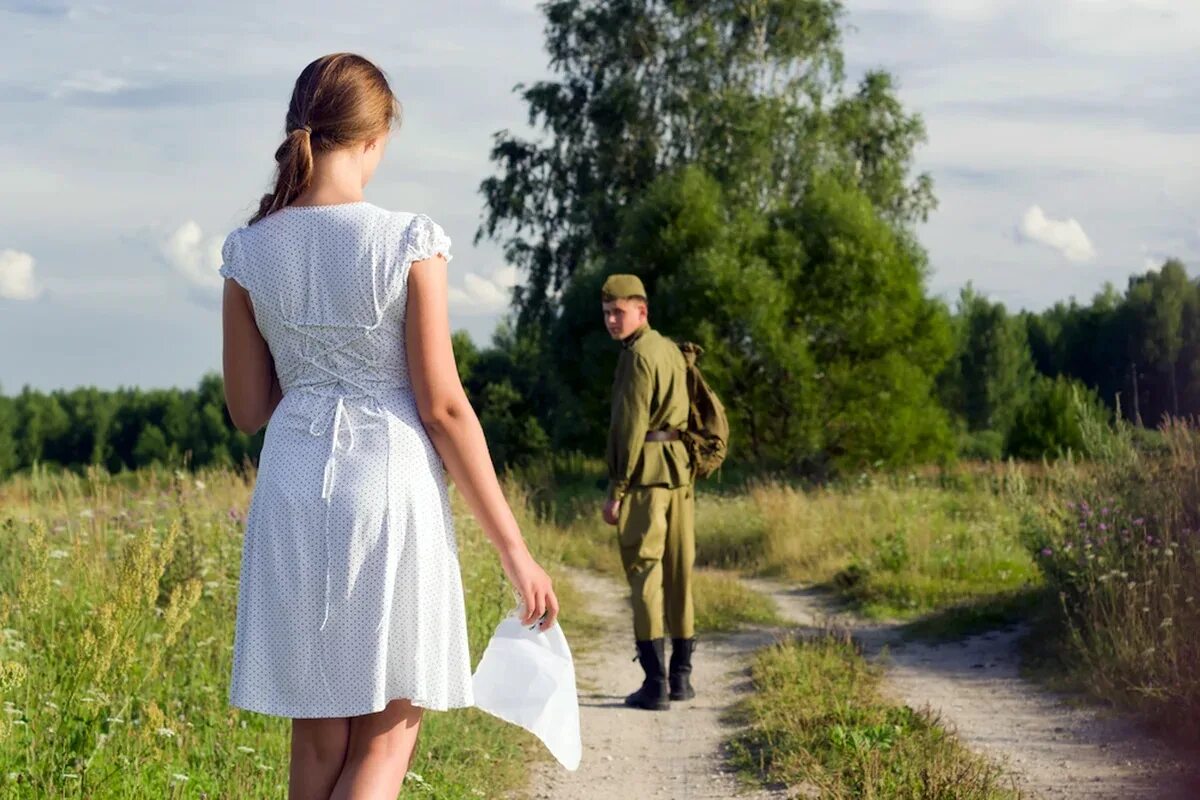 Песня возвращайся мама. Девушка провожает. Девушка провожает солдата. Девушка провожает парня на войну. Уходящая девушка.