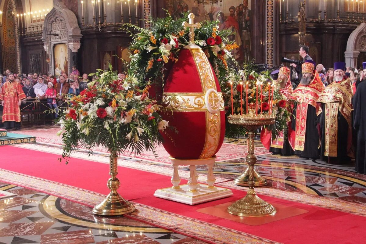 Праздник пасхи рф. Пасхальная полунощница в храме Христа Спасителя. Празднование Пасхи. Пасха храм. Украшение храма Христа Спасителя на Пасху.