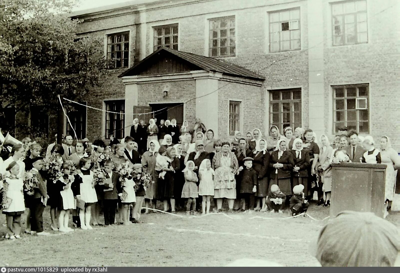 Первая школа Синьково 1970е. Старая школа. Старые школьные фотографии. Здание старой школы.
