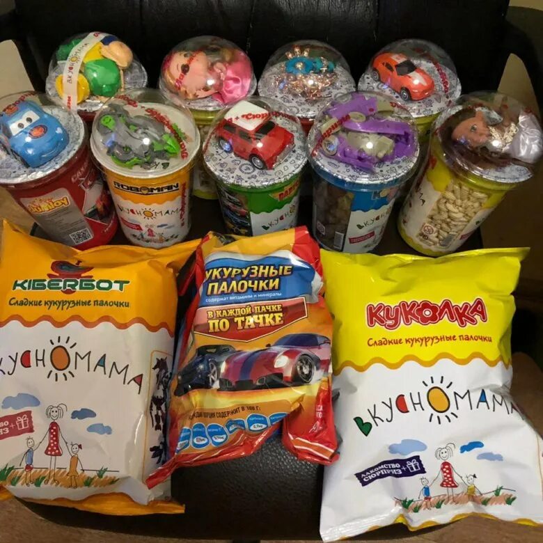 Картинки вкусно мама. Кукурузные шарики вкусномама. Вкусно мама в стаканчике. Вкусно мама машинки. Вкусно мама с игрушкой.