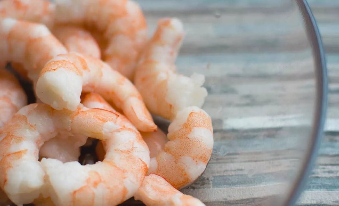 удалил креветки. креветки вареные. креветки в упаковке. креветки королевские вареные. креветки очищенные.