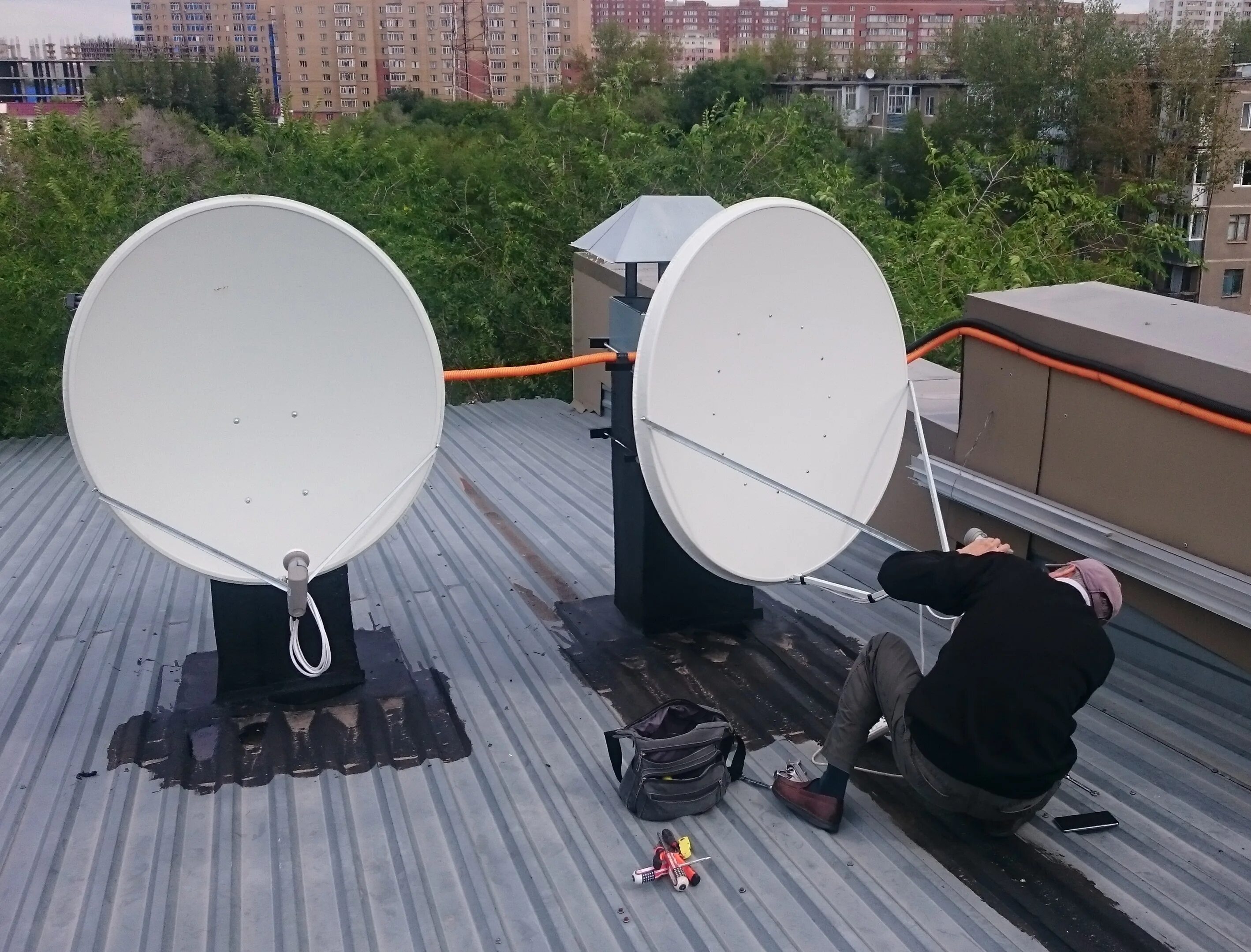 Большая параболическая антенна. Антенна спутниковая 120 см supral. Sputnikovaia-antenna-supral-sti-0-60-s-kronshteinom. Телевизионная спутниковая антенна. Установка спутников тарелка.