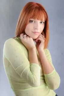 Kresloda sikayotgan odam surati