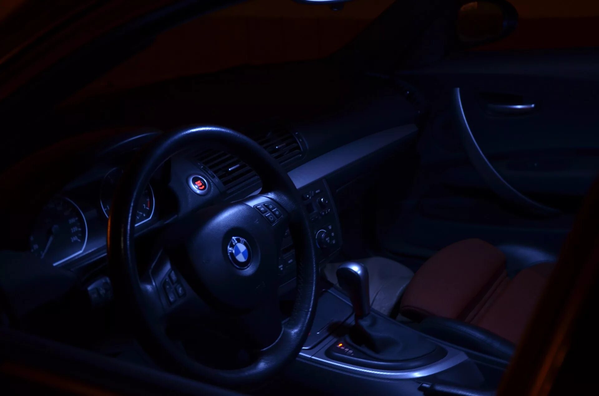 Bmw x5 подсветка. BMW e60 подсветка салона. Подсветка салона BMW e87. БМВ м3 салон ночью. BMW x1 подсветка салона.