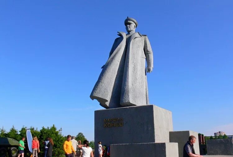 Памятник маршалу коневу в кирове. Маршал киров. Памятник маршалу коневу киров. Конев памятник киров. Маршал конев киров памятник.