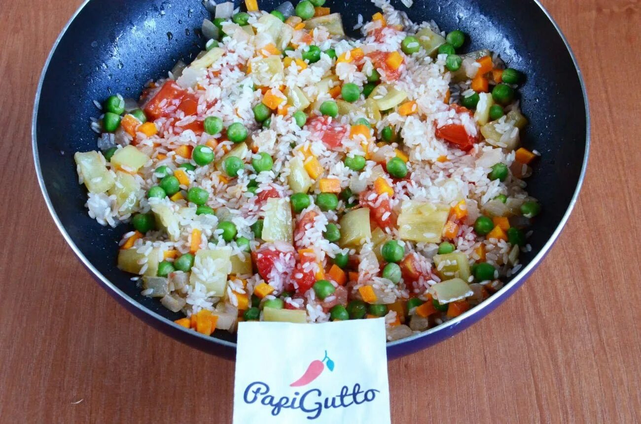 Ризотто с рисом и овощами. Ризотто с овощами и рисом. овощное ризотто. вегетарианское ризотто с овощами. овощное ризотто с рисом.