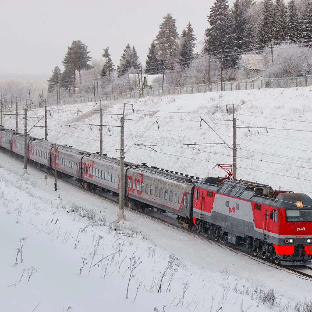 Движение поездов вологда. Электровоз эп2к. Российские поезда. Пассажирский поезд зимой. РЖД зима.