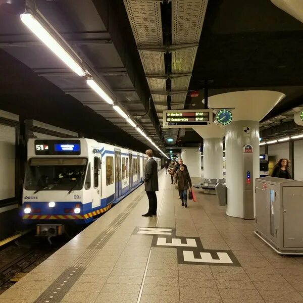 Вагоны метро в голландии. Метро в голландии. Вагоны в метро амстердама. Поезд метро голландия. Амстердамский метрополитен.