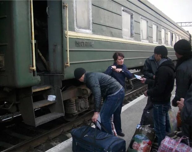 Таджики в поезде. Поезд Таджикистан Москва. Вагон с мигрантами. Таджикские трудовые мигранты в поезде.