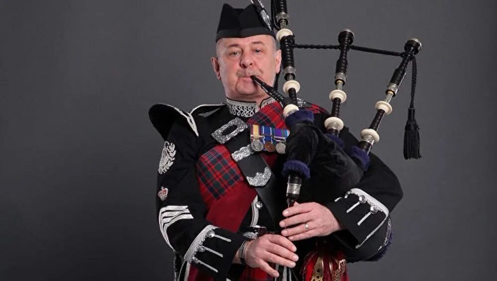 Дэвид Джонстон Волынщик. Волынка в Шотландии. Шотландский Волынщик. Шотландия музыкальный инструмент национальный волынка.