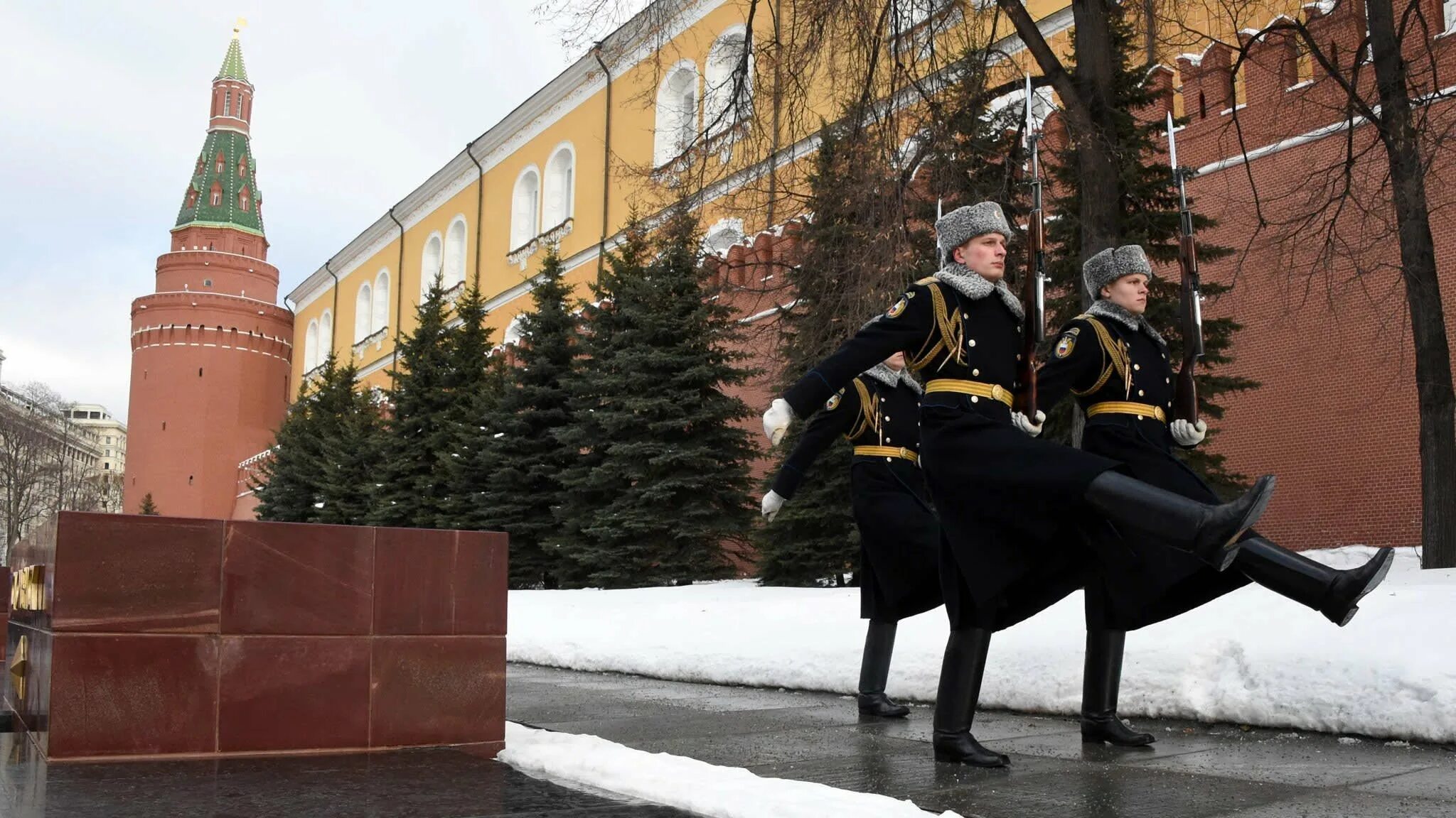 Солдаты на красной площади. Красная площадь 9 мая. Службы на красной площади. Выпускной мчс на красной площади. Службы на красной площади.