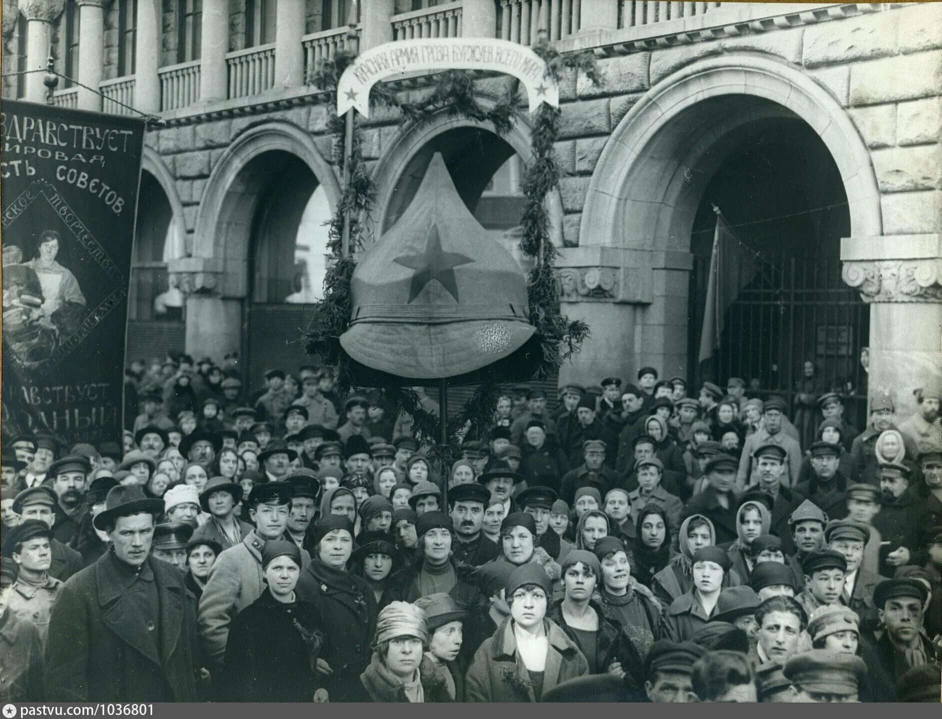 Владивосток парад интервентов 1918. Парад белогвардейцев во владивостоке. Москва 1922 год фото. Таганская площадь pastvu. 1920 — провозглашена дальневосточная республика (двр).