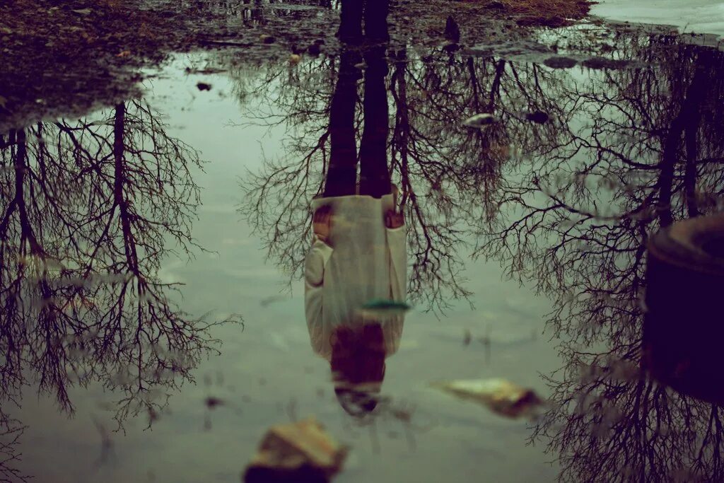 Отражение в воде слушать. Только в спокойной воде отражается небо. Человек отражается в воде рисунок. Отражение человека в воде. Отражение лица в воде.