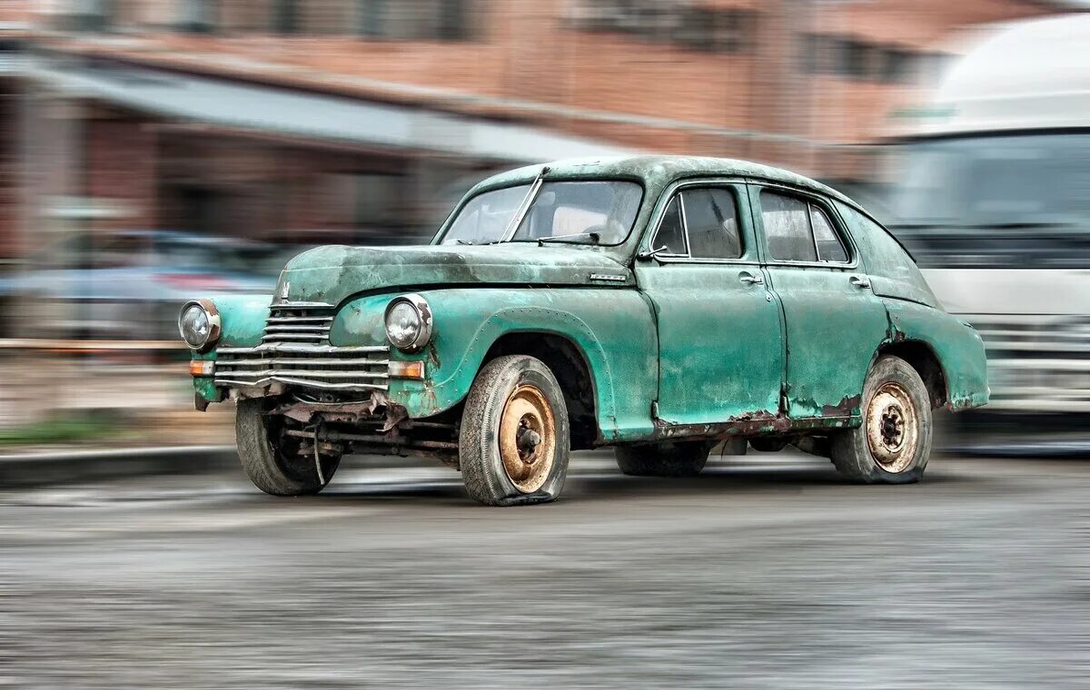 Тяжелая жизнь старых. Старые машины. Ржавый автомобиль. Старый Ржавый автомобиль. Старый автомобиль на дороге.