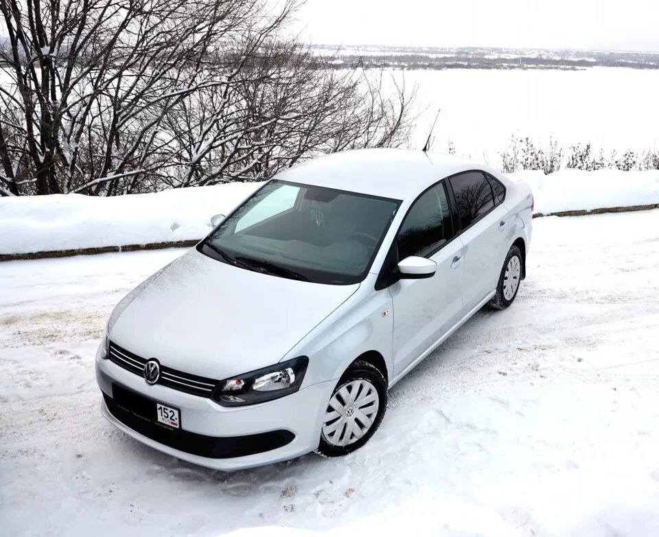 Белый тонированный поло седан. Поло седан зимой. Поло седан белый зима. Vw polo sedan зима. Volkswagen polo 2013 белый.