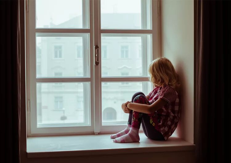 ольга мизгирева. спиной к окну. женщина ждет у окна. фотосессия у окна. девушка у окна.