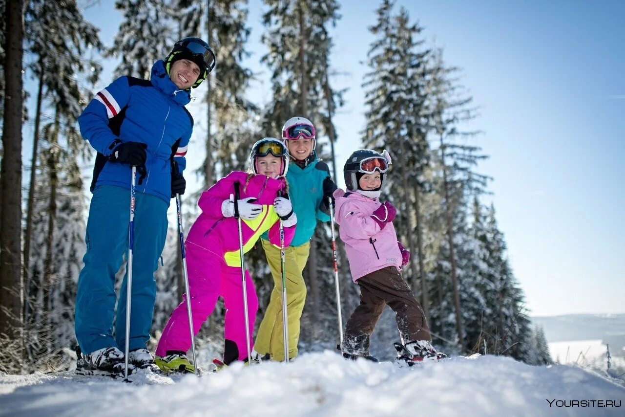 Семья на лыжах. Семья на лыжах в лесу. Семья горнолыжников. Семейная лыжная прогулка. Семья лыжников