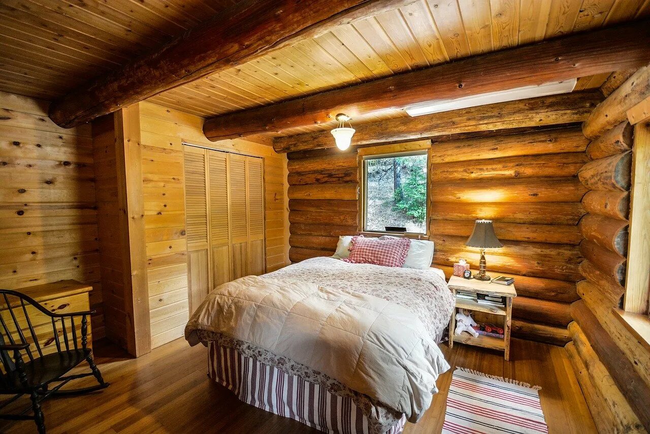 Спальня в доме из бревна. Интерьер в деревянном доме. Деревянный домик изнутри. Интерьер спальни в деревянном доме.