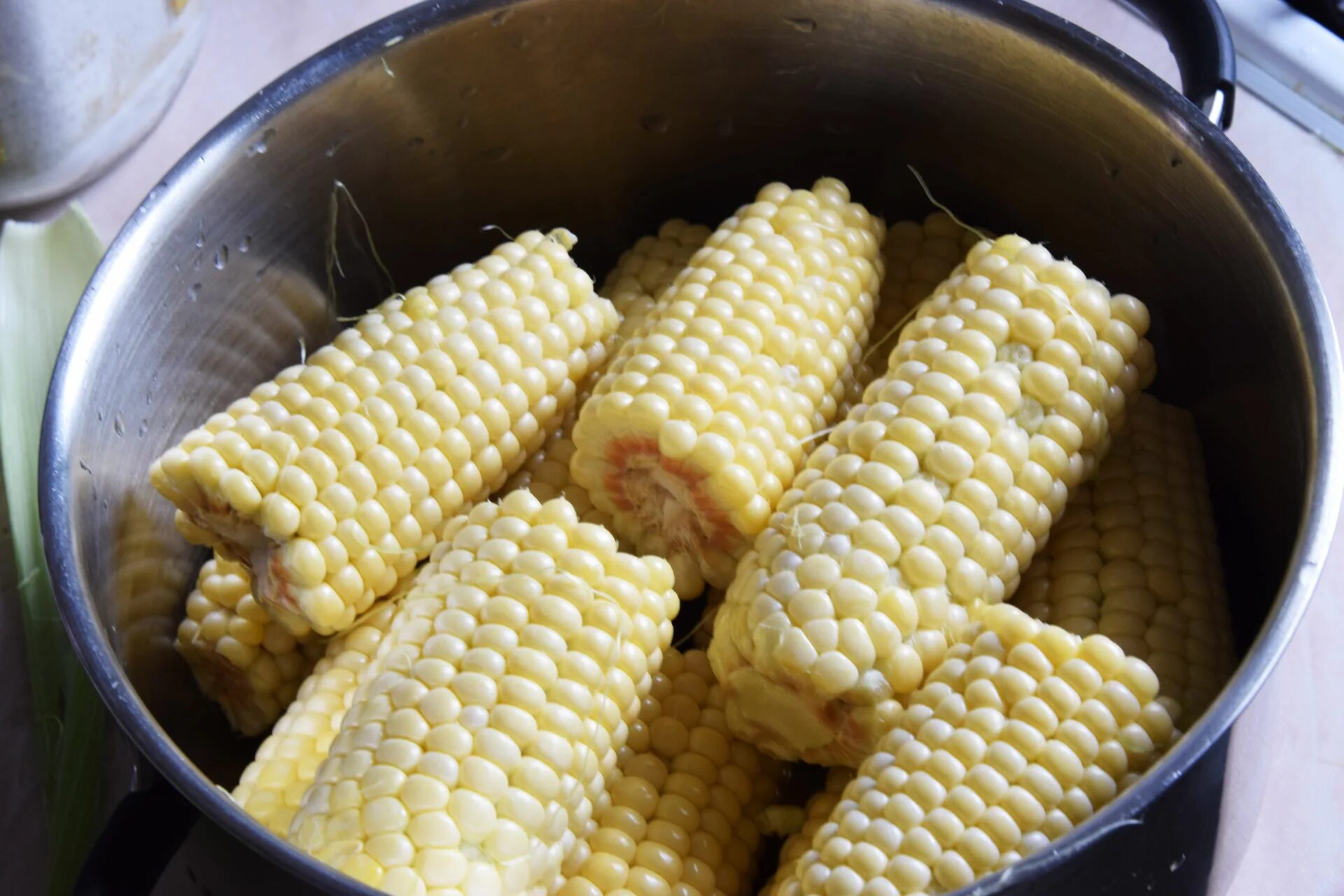 Кукуруза доле. Вареная кукуруза. Белая кукуруза вареная. Грузинская кукуруза. Старая кукуруза.