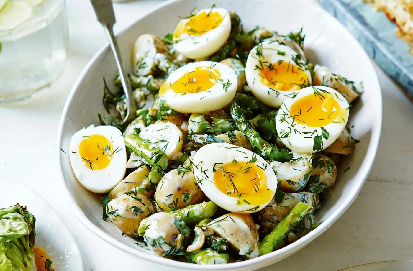 Яйца с зеленью рецепт. Завтрак с перепелиными яйцами. Завтрак с вареными яйцами. Салат с яйцом. Завтрак из перепелиных яиц.