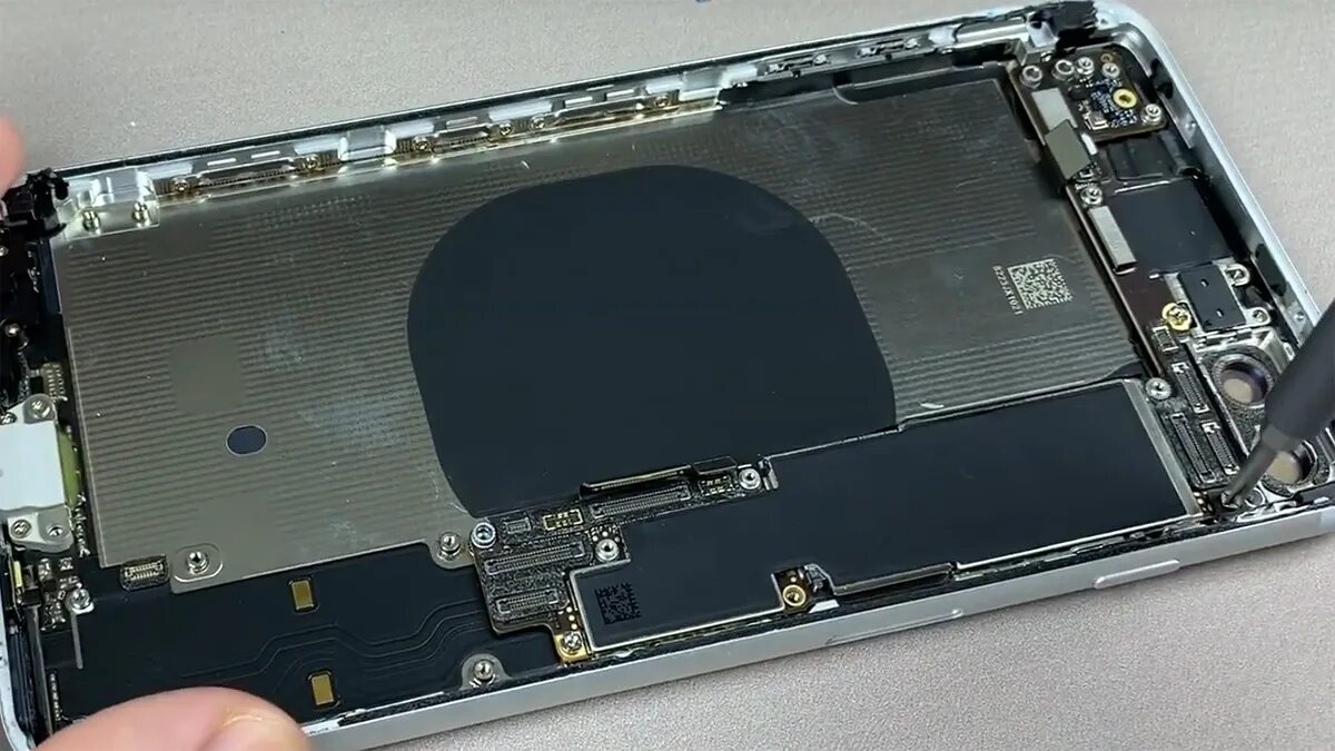 отсоединить заднюю крышку смартфона. Iphone 8 внутри. айфон 11 в корпусе 12. починить копрус айфона. вибромоторчик айфон 6.