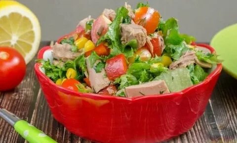 Салат с тунцом кукурузой и огурцом