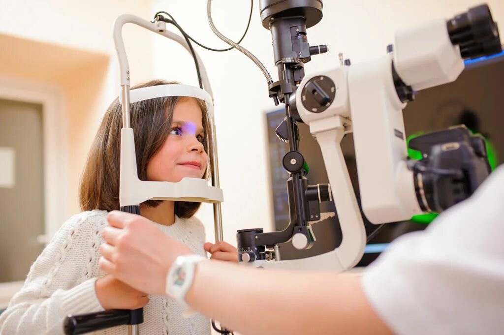 Врач офтальмолог детский. Реклама окулиста. Детский окулист. Реклама окулиста. Доктор лор красноярск на 78 добровольческой бригады.