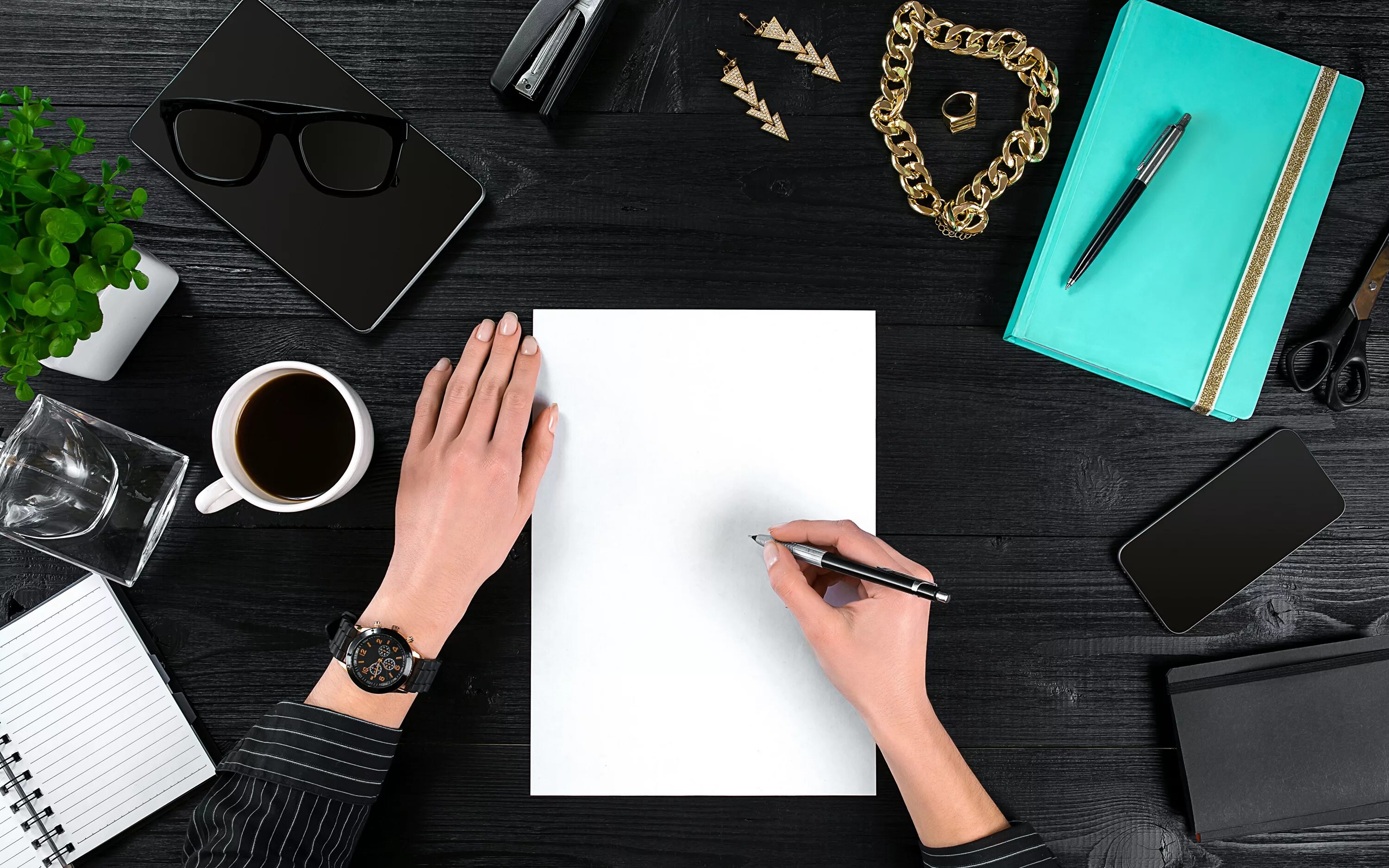 красивые предметы. предметы для рабочего стола. органайзер для канцелярии лофт. разноцветные предметы. ежедневник на столе.