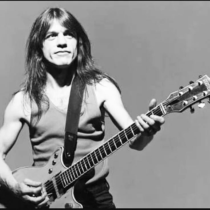 I found up that malcolm. Малькольм ac dc. ac dc malcolm young. malcolm young в молодости. ритм гитарист ac dc.