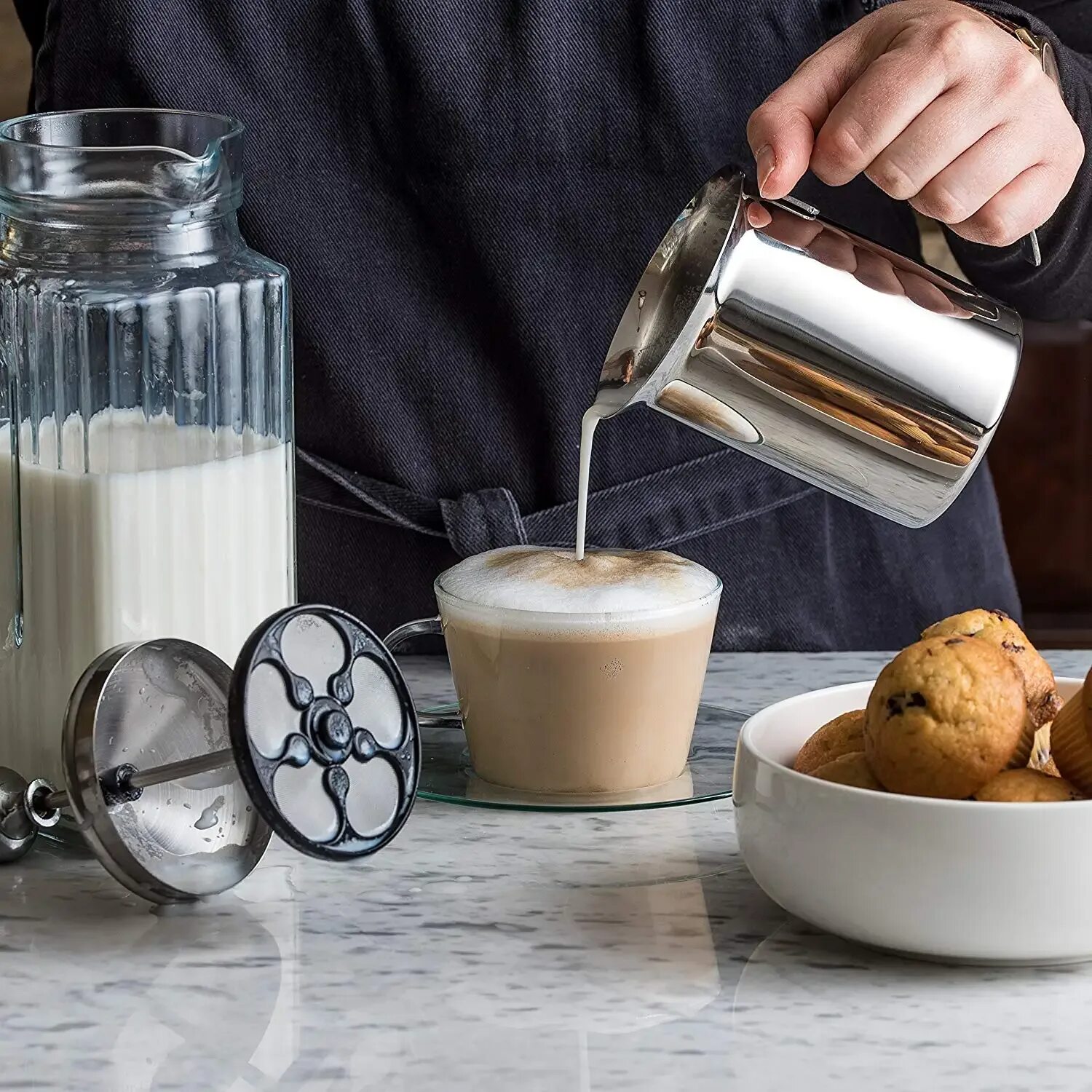 Капучино с ручным капучинатором. Milk Frother. Капучинатор Milk Frother. Взбитое молоко. Взбивание молока для кофе.