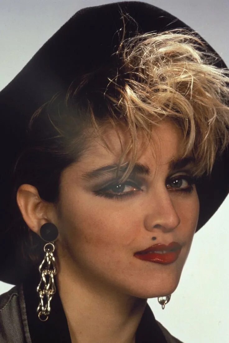 Макияж 90х. Madonna 80s. Мадонна в 90 макияж. Макияж 90е 80е. Мадонна стрижка 80.