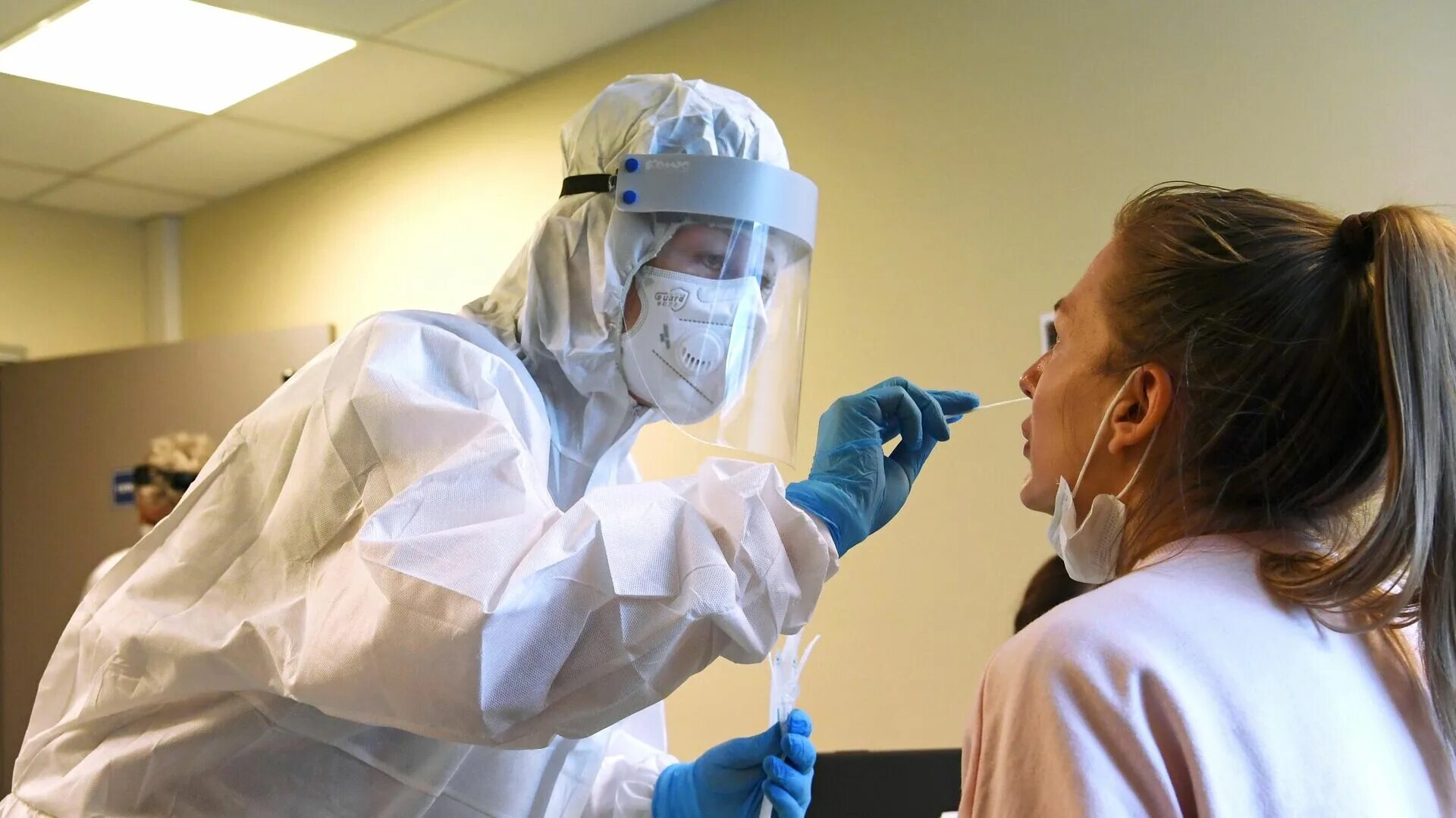 Пришлё новый вирус и он заражает всех. Эпидемиологическая ситуация. Заболели коронавирусом. Врач и пациент. Госпиталь в крымске.