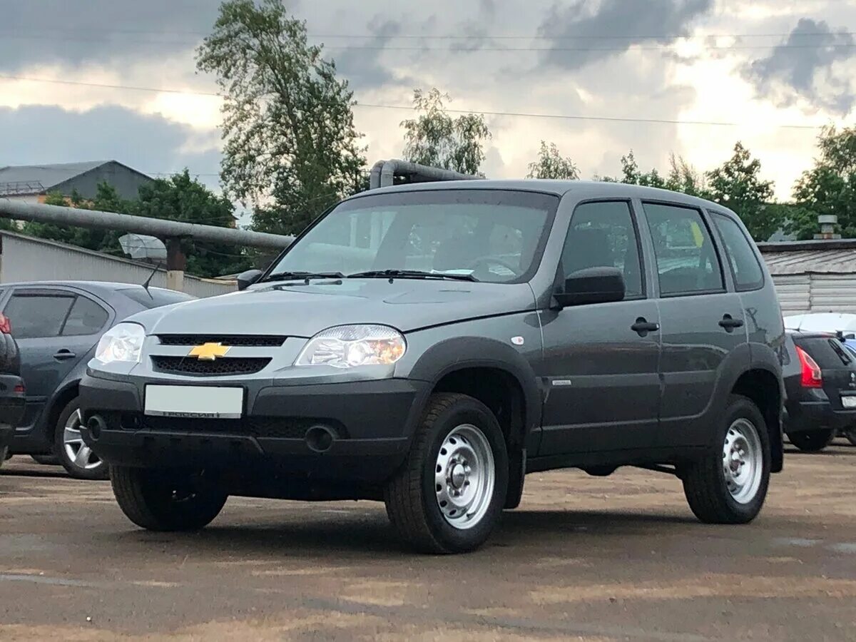 Купить шевроле в череповце. Chevrolet Niva 2017. Нива Шевроле серая. Нива Шевроле серо коричневый. Нива Шевроле 6 год Рестайлинг.