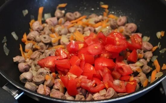 Сердечки куриные тушеные с луком на сковороде. Тушеные куриные сердечки на сковороде. сердце тушеное с овощами в сковороде. куриные сердечки на садже. кастрюля куриных сердечек.