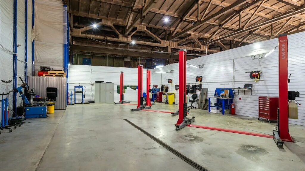 Нива 4х4 в сервисе. Ул антоно авсеенко сервис по замену авто стекол. Автосервис 4. Оборудование для автосервиса. Автосервис на колесах.