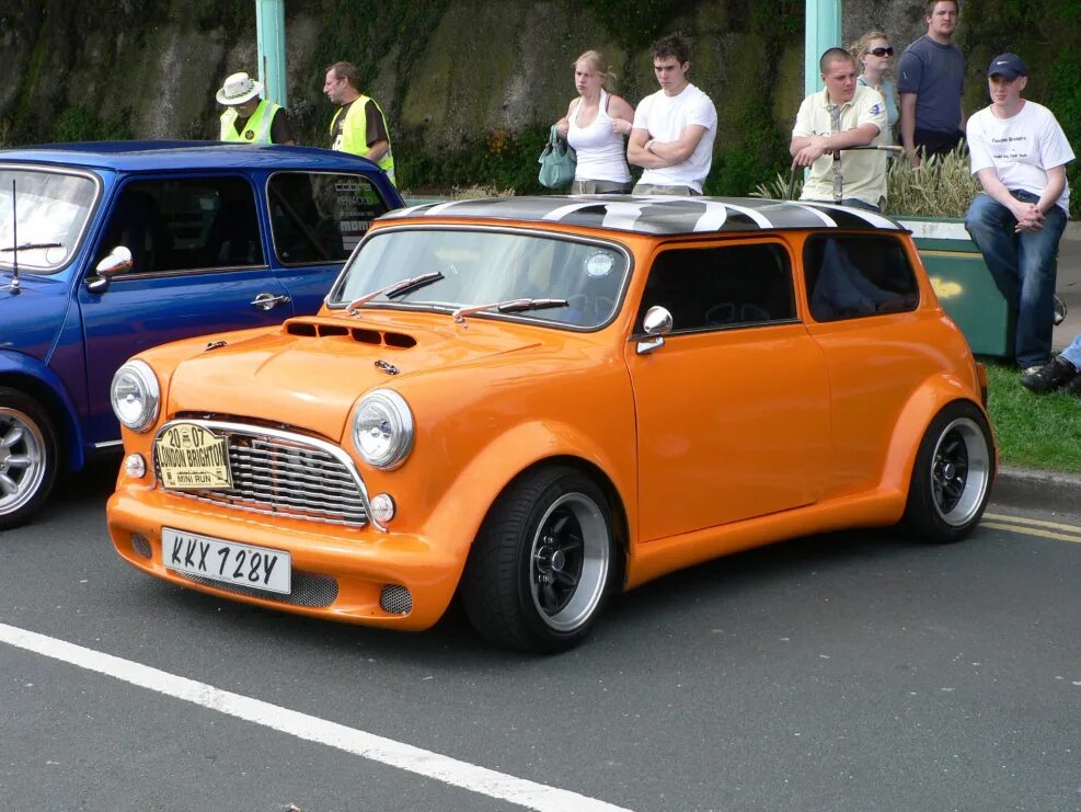 Мини старые версии. Austin mini cooper tuning. mini cooper classic 1960 tuning. старый мини купер оранжевый. austin mini tuning.