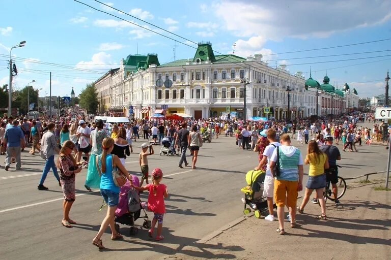 Жители города омск. Он живет в омске. Он живет в омске. Он живет в омске. Омск аварийное жилье.