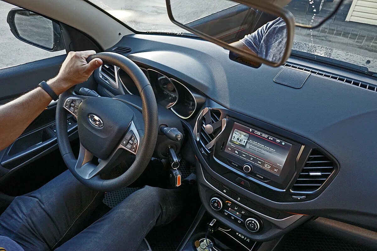 Лада веста седан механика салон. Лада веста 2022 белая салон. Лада веста 2021 люкс комплектация. Lada vesta салон. Показать салон весты.