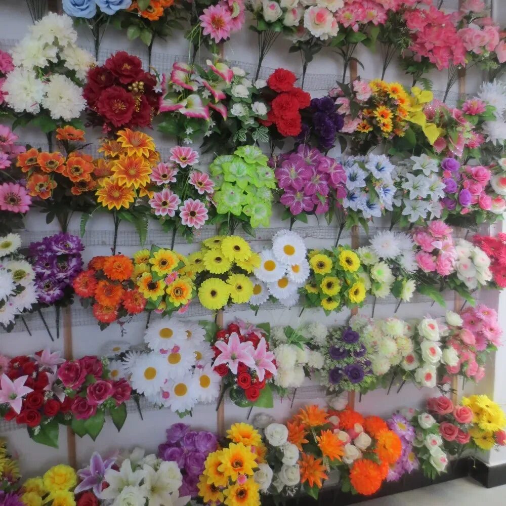Искусственные цветы. Витрина для искусственных цветов. Выкладка искусственных цветов. Пластиковые цветы для декора.