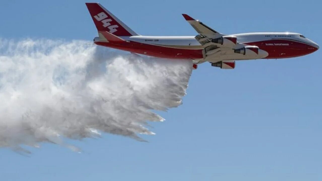 В каком году появились пожарные самолеты. 747 Supertanker. Boeing 747 Supertanker. Пожарный самолет Боинг 747 Супертанкер. Пожарная Авиация.