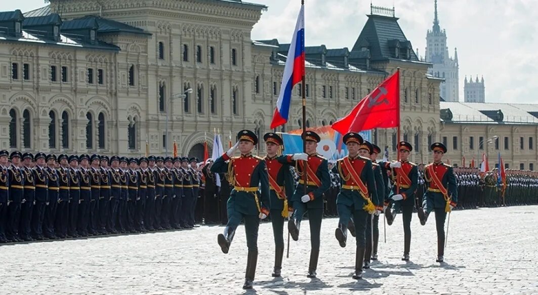 Флаг вынести. Знаменная группа на параде Победы. Знаменная группа Преображенского полка. Парад 9 мая знаменная группа. Знаменная группа красная площадь.